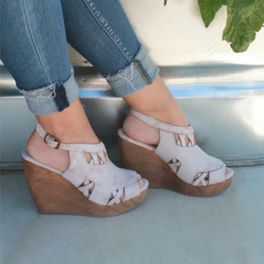 Very volatile women’s Sloan wedge size 7